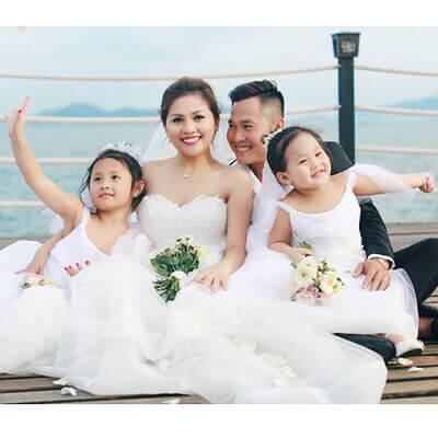 2 phù dâu nhí đẹp như thiên thần chụp ảnh cưới cùng bố mẹ 10