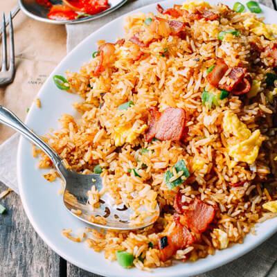 Bữa sáng ngon miệng đủ chất với cơm chiên thịt xông khối và trứng 17