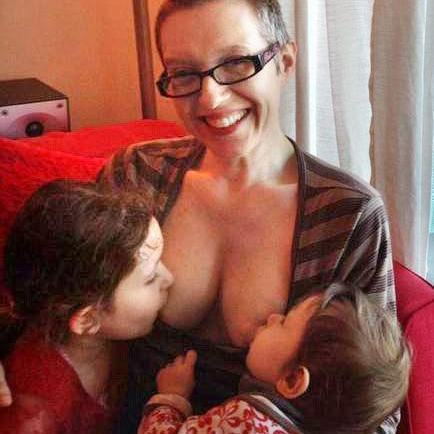 Tranh luận gay gắt về việc con gái 6 tuổi vẫn chưa cai sữa 5