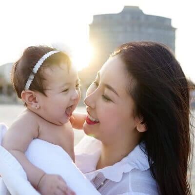 Những khoảnh khắc ngọt lịm của hoa hậu Hà Kiều Anh bên con gái út 15