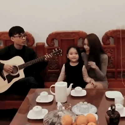 Video: Bé gái cover ca khúc “Ông bà anh” ngọt lịm, cực dễ thương 3