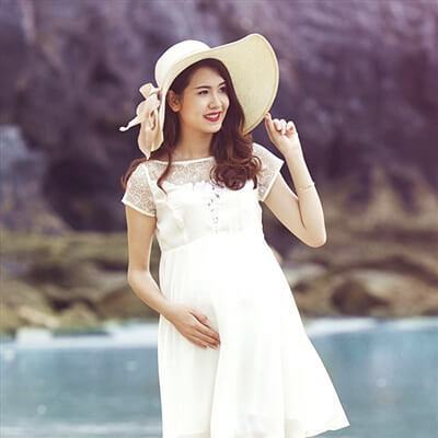 Gợi ý 6 kiểu mũ cho bầu sexy, quyến rũ khi đi biển 3