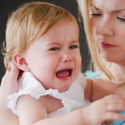 Cha mẹ vô tình khiến con bị viêm tai giữa vì những thói quen này 3