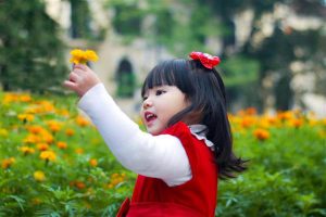 khám phá thiên nhiên một đứa trẻ hạnh phúc