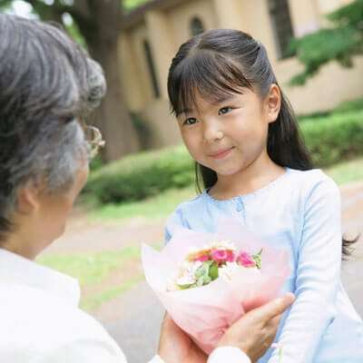 Dạy con biết yêu ông bà 4