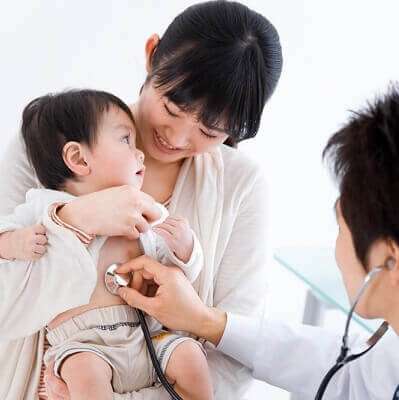 6 chiêu giúp con hết sợ… khám bệnh 4