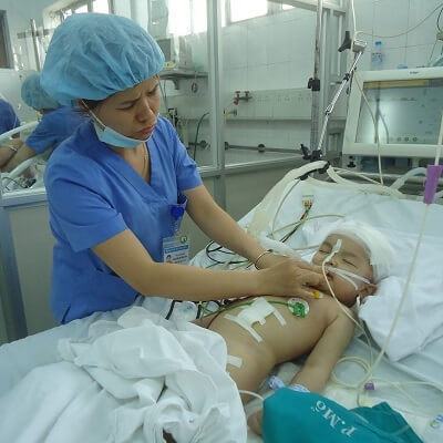 Bé 22 tháng tuổi chấn thương sọ não vì bị ti vi rơi trúng đầu 5