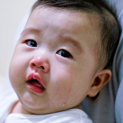 Dỗ bé nín khóc nhanh chỉ bằng 2 cách bấm huyệt 5