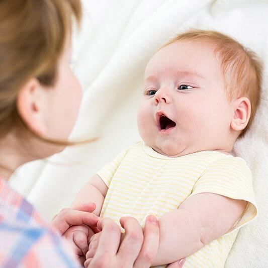 Bé biết bắt chước người lớn từ khi nào? 4