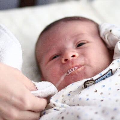 Bé bị nôn trớ thường xuyên, có đáng lo ngại ? 3