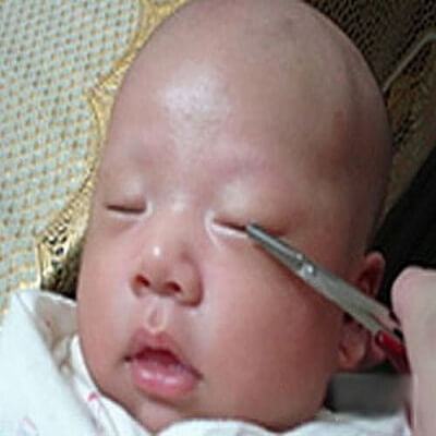 Cắt lông mi làm đẹp cho bé việc làm nguy hiểm khôn lường 5
