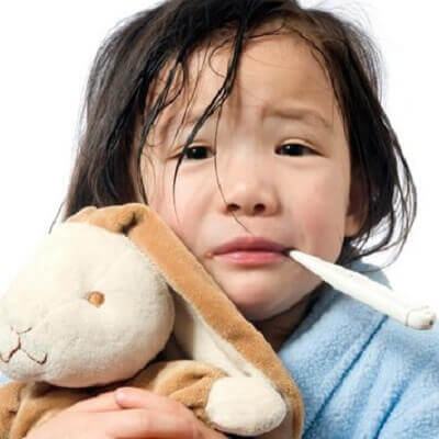 Hướng dẫn mẹ cách chăm sóc trẻ bị sốt cao tại nhà đúng cách 4
