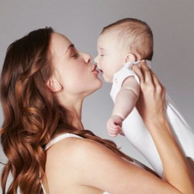 Những nguy hiểm khi để người lạ hôn lên môi con 4