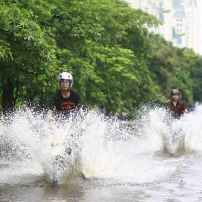 Bí quyết chạy xe trên đường ngập nước không bị chết máy 3