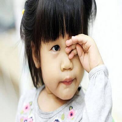 Trẻ bị giật cơ mặt, nháy mắt vì mẹ hay dỗ con bằng điện thoại 3