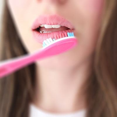12 mẹo làm đẹp cho môi, tóc, móng ít ai biết từ bàn chải đánh răng 15