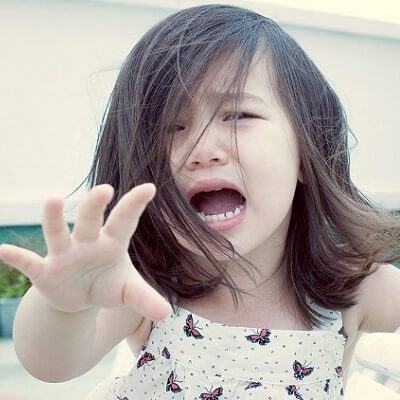 Làm sao để uốn nắn bé khi bé hay hờn dỗi, khóc lóc? 3