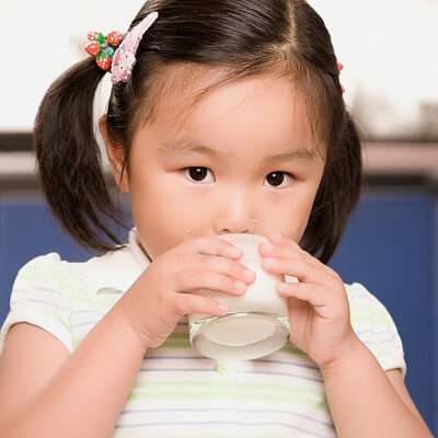 Làm sao cho con chịu uống sữa? 6