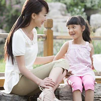 Làm sao để con cởi mở kể chuyện bạn bè? 3
