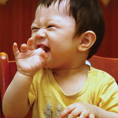 Làm sao giúp trẻ bỏ tật mút tay? 3