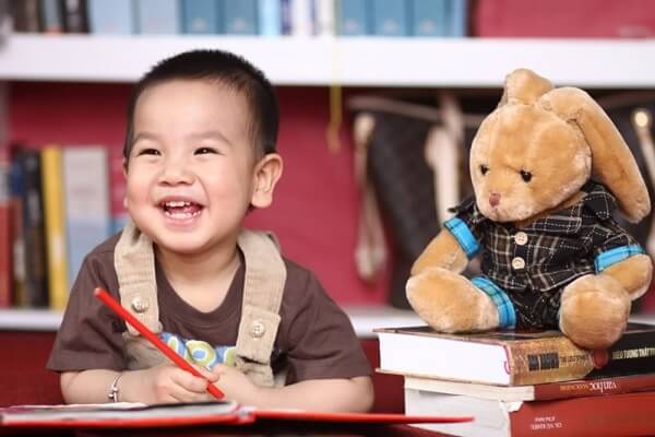 bé đi học mẫu giáo