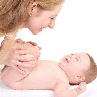 Cách mát xa toàn thân "đúng chuẩn" cho trẻ sơ sinh và trẻ nhỏ 6