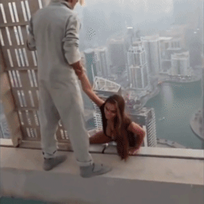 Video: Cô gái Nga treo mình lơ lửng 300 m để có ảnh câu like 3