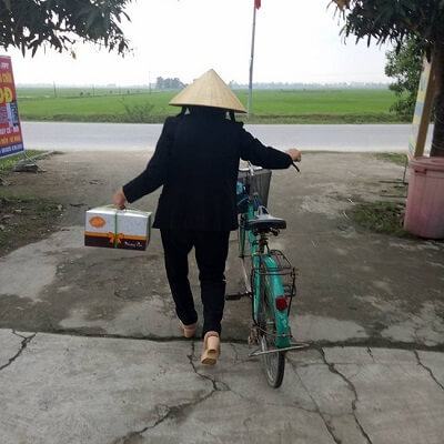 Mẹ chồng đạp xe 4km mua bánh sinh nhật cho con dâu 6