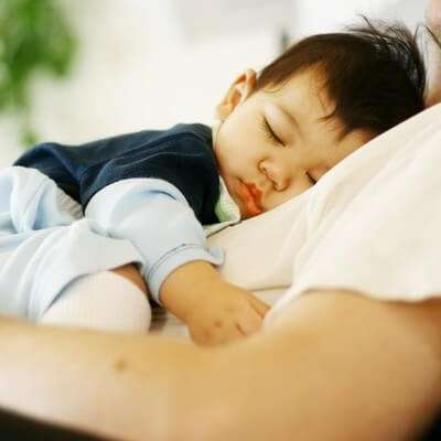 Phải làm sao khi con cứ đòi bế mới chịu ngủ? 3
