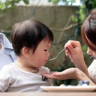 Lý do mẹ nên nhai mớm cơm cho con 4