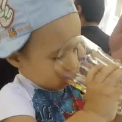 Chưa biết đi đã làm quen với rượu bia và thuốc lá 4