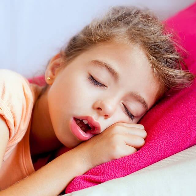 Trẻ thường xuyên ngáy ngủ có thể dẫn đến triệu chứng ngưng thở 3