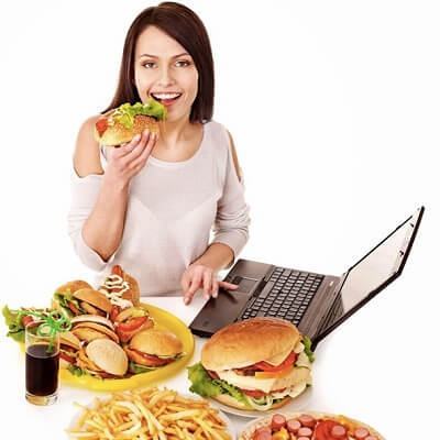 Nguy cơ béo phì từ thói quen ăn trưa trước màn hình máy tính 4