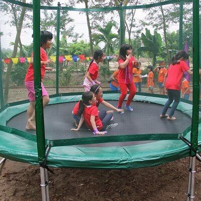 Mỹ: Bé trai gãy cả hai chân chỉ vì chơi bạt nhún 5