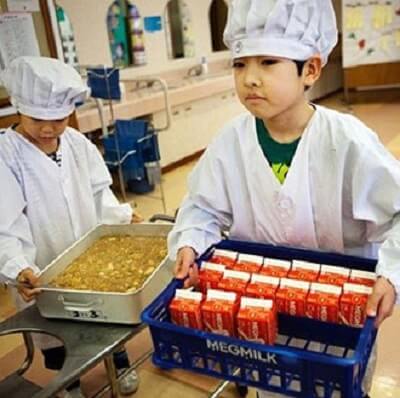 Loạt ảnh thực tế về bữa trưa tại trường tiểu học ở Nhật 12