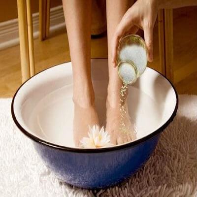 Ngâm chân bằng nuớc muối ấm và những công dụng ít người biết 6