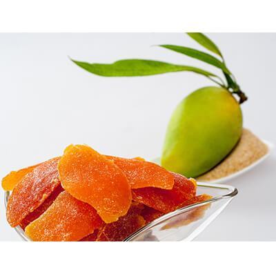 Mẹ trổ tài khéo tay làm mứt xoài dẻo ngọt đón Tết 4