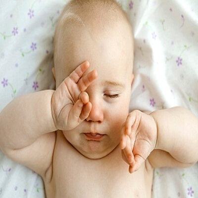 Mẹ phải làm sao khi mắt con đổ ghèn? 3