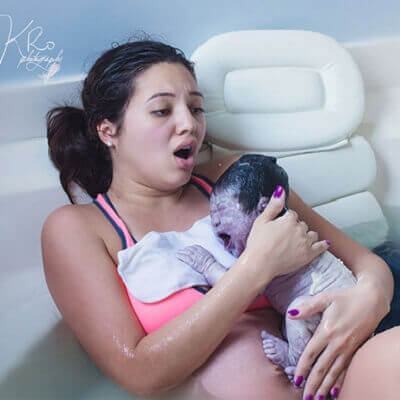 Bộ ảnh tuyệt đẹp của bà mẹ trẻ tự đón đứa con của mình chào đời dưới nước 13