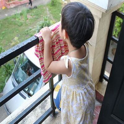 Phòng tránh tai nạn trẻ nhỏ rơi, ngã từ chung cư cao tầng 5
