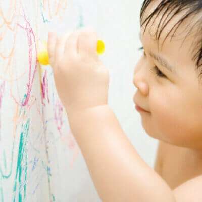 Mẹo tẩy sạch vết bút chì sáp trên tường, bàn ghế 3