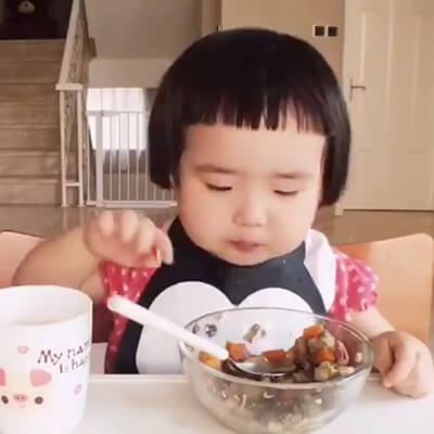 Video: Nhìn cô bé thánh ăn Tiểu Man ăn tối ngoan gì đâu 3