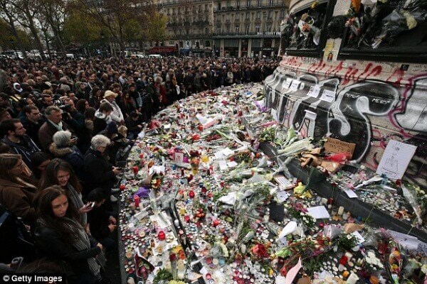 Thoát khỏi vụ khủng bố ở Paris nhờ màn cầu hôn lãng mạn 9