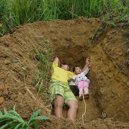Xót xa cha đào mộ để cùng con gái "nằm chơi" 5