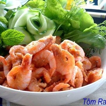 Cách rang tôm thật giòn cho bữa ăn ngày mưa 4