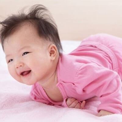 Trẻ 3 tháng tuổi biết làm gì? Những điều khiến cha mẹ ngạc nhiên 4