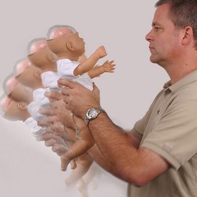 Trẻ có thể chảy máu não, dập não và chậm phát triển nếu thường xuyên bị tung hứng 5