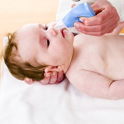 Các bước vệ sinh mắt, tai và mũi an toàn cho trẻ sơ sinh 4