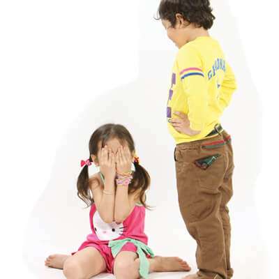 Trẻ học tính cách hung hăng của bố 3