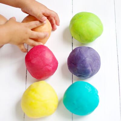 Công thức làm đất nặn cho bé chơi an toàn từ bột mì 8